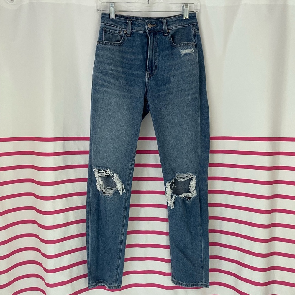 American eagle size 2 medium wash ripped mom jeans